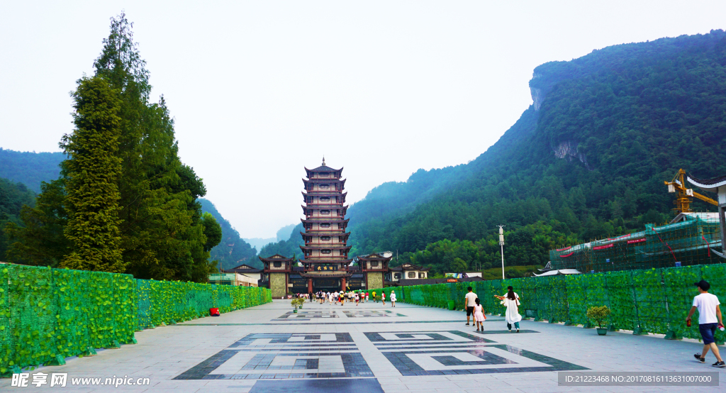 远眺标志门