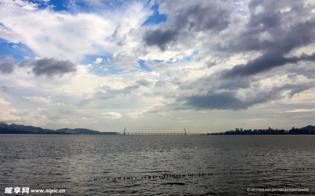 深圳湾公路大桥上空的乌云