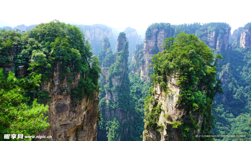 峰峦雄伟