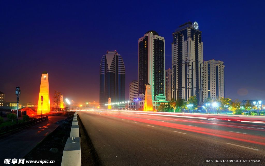 道路高楼夜景拍摄