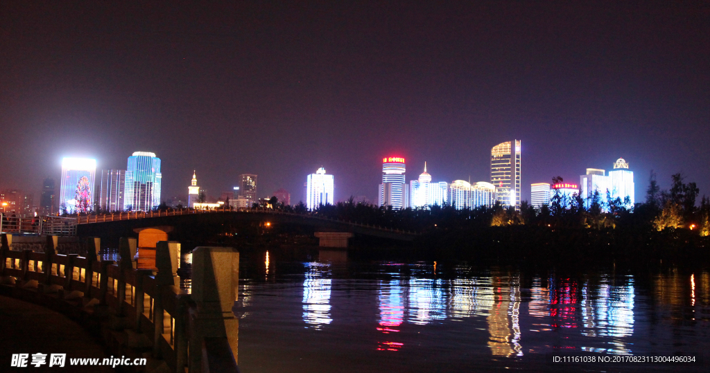 滨海城市夜景