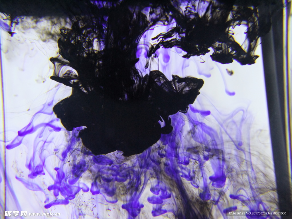水中墨影