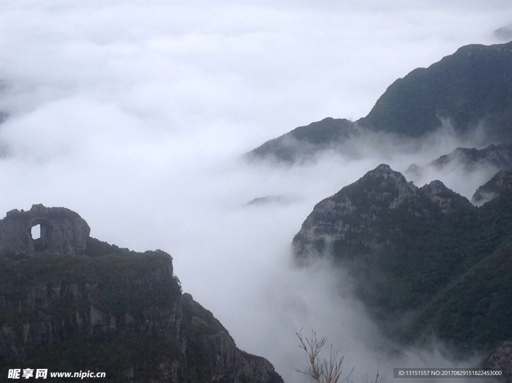 云雾缭绕的山峰