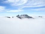 云海中的山峰
