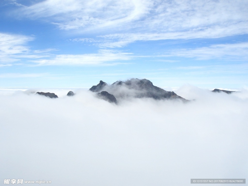 云海中的山峰