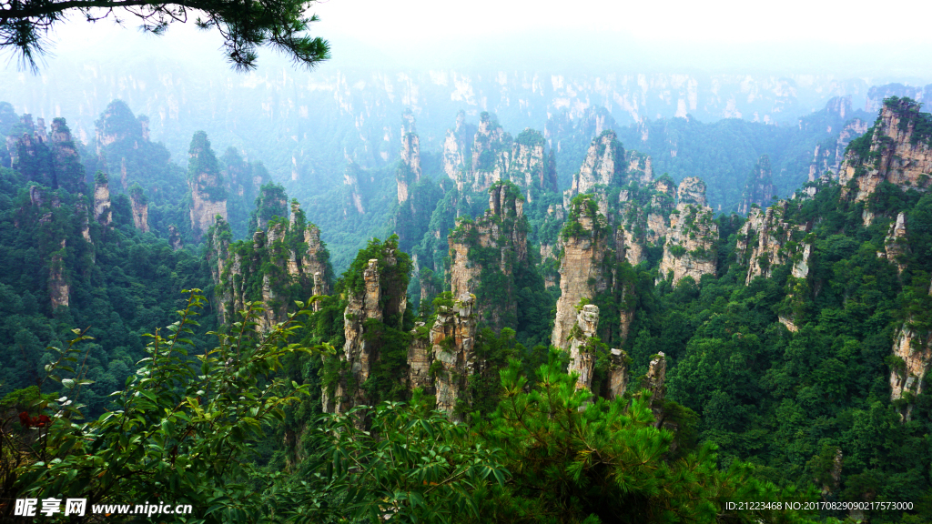 群峰耸立