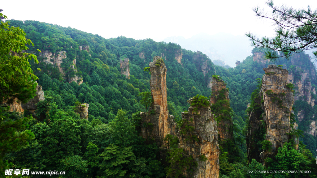 群峰突兀