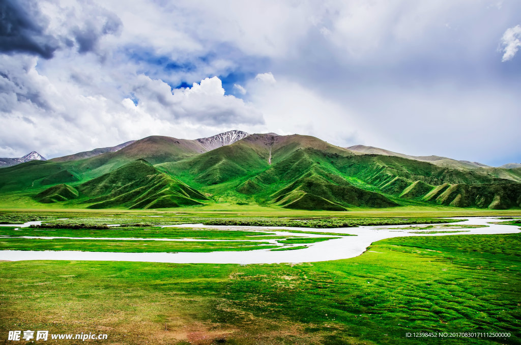 山水草原风光