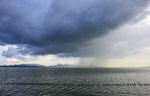 海对岸的倾盆大雨