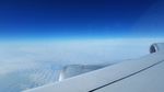 高空云层上的飞机机翼图片