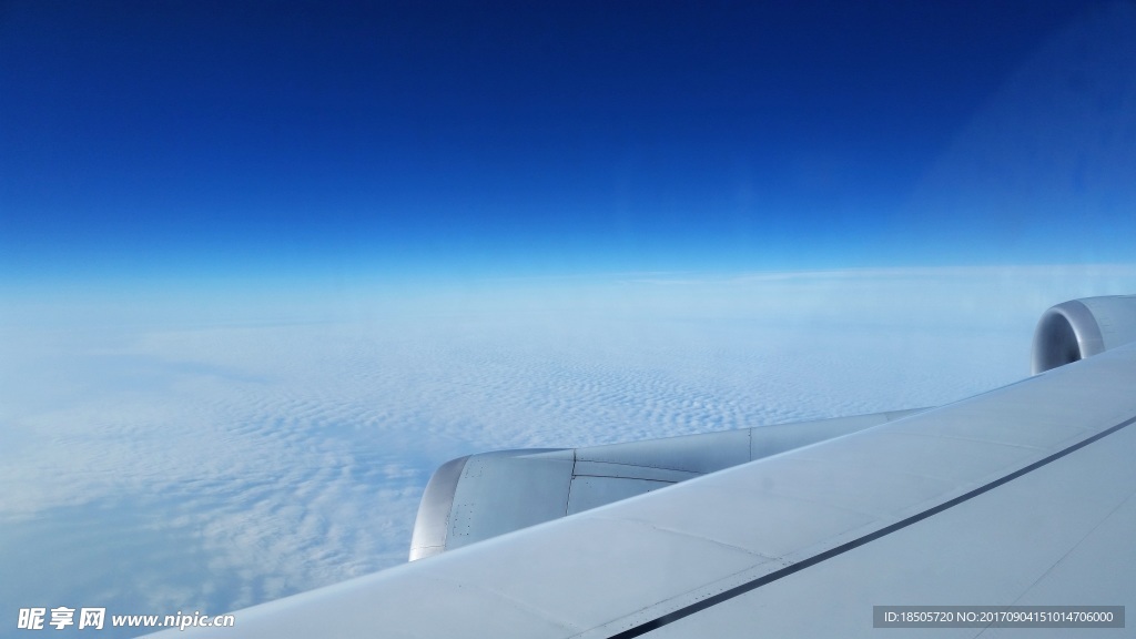 高空云层上的飞机机翼图片