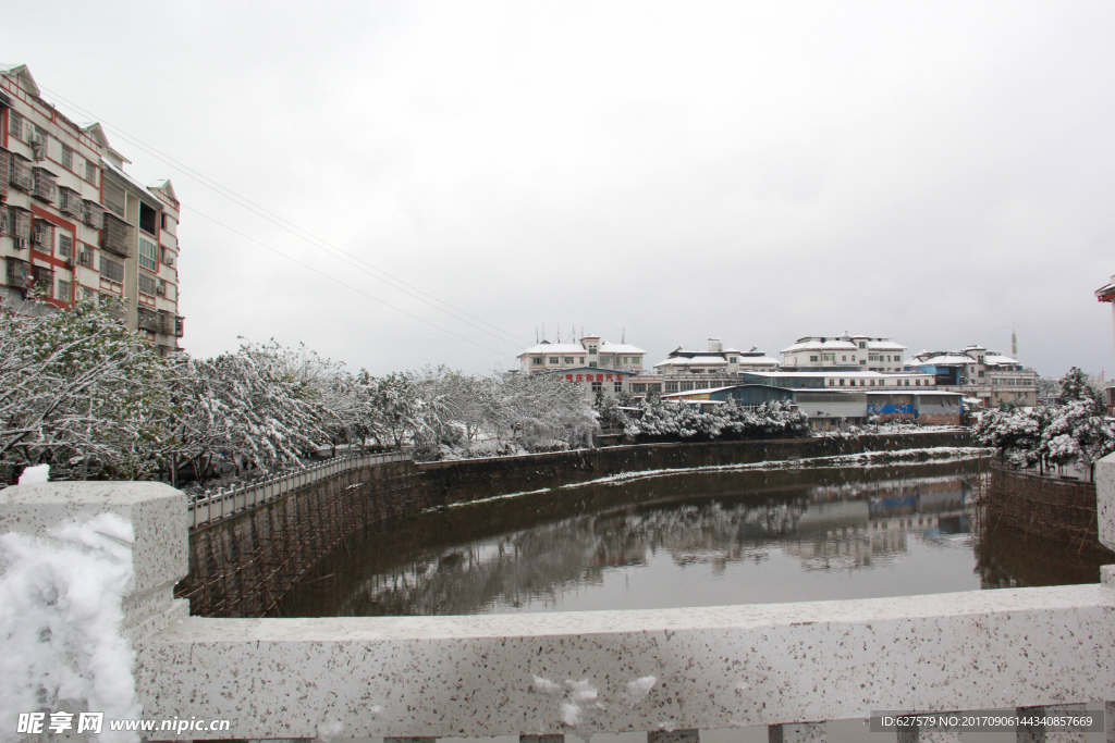 河道雪景