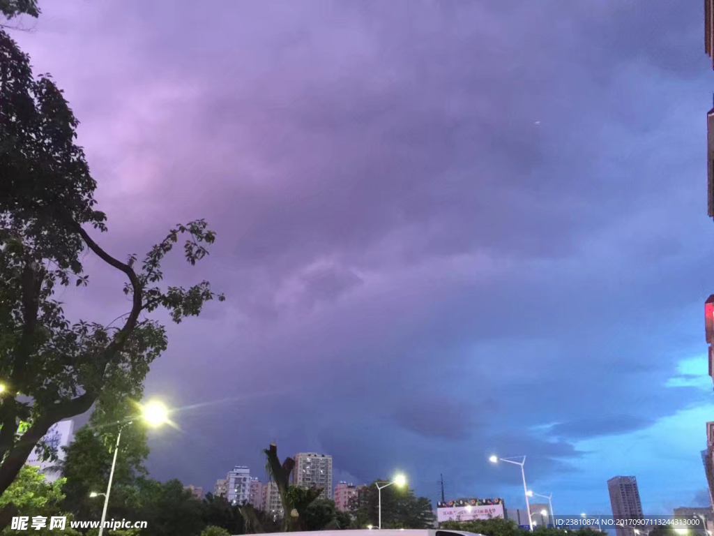 暴风雨前的天空上演大片