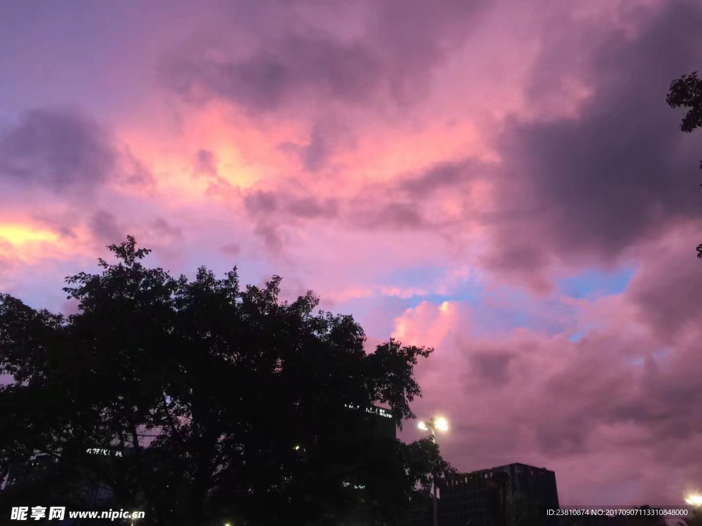 夕阳紫霞的美景