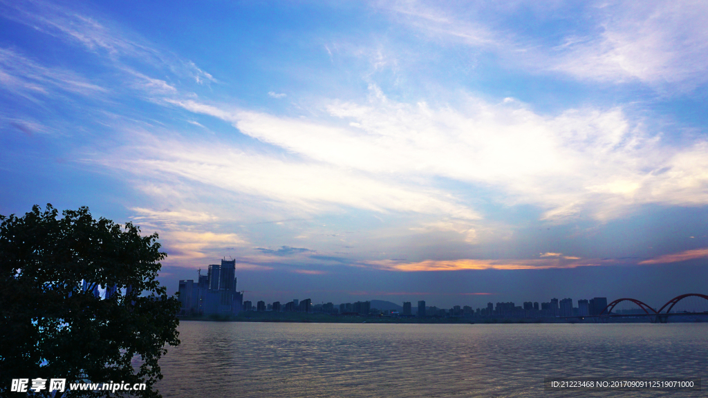 湘江边晚景