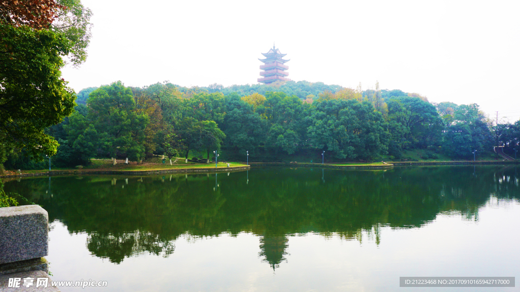 湖畔远眺