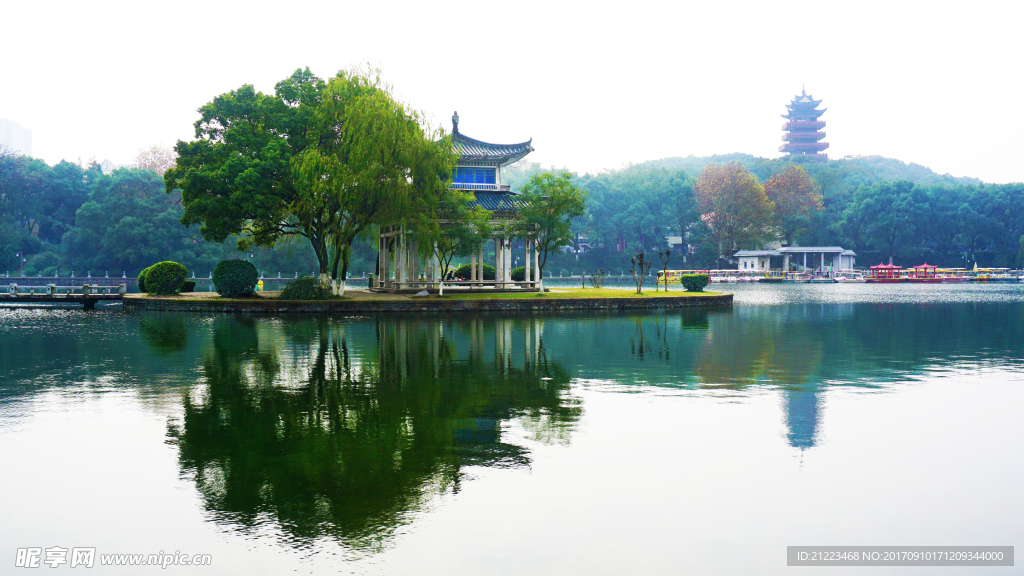 远眺湖心岛