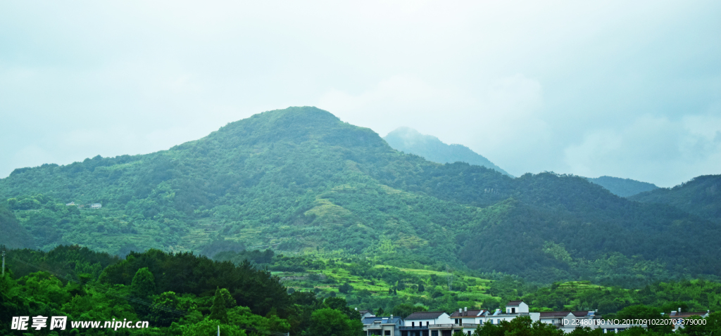 薄雾笼罩的大山风景