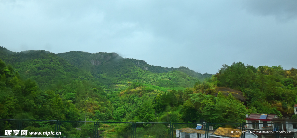 翠绿的山脉风景图