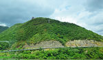 绿色山岭下的马路