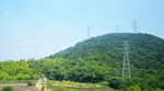 绿色山岭和高压线塔