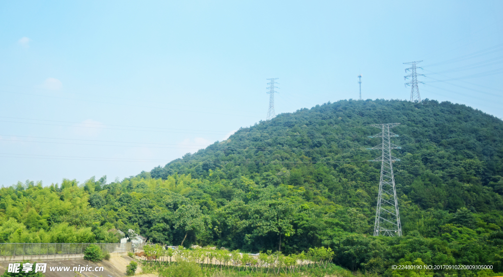绿色山岭和高压线塔