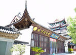 夏日阳光中的古建筑