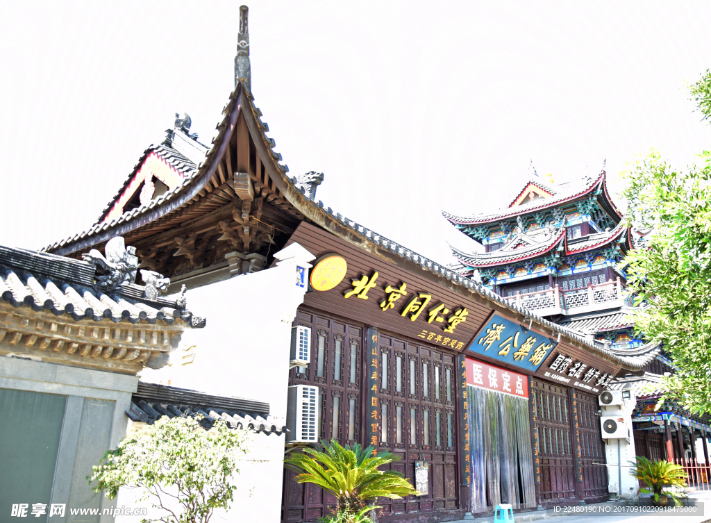 夏日阳光中的古建筑