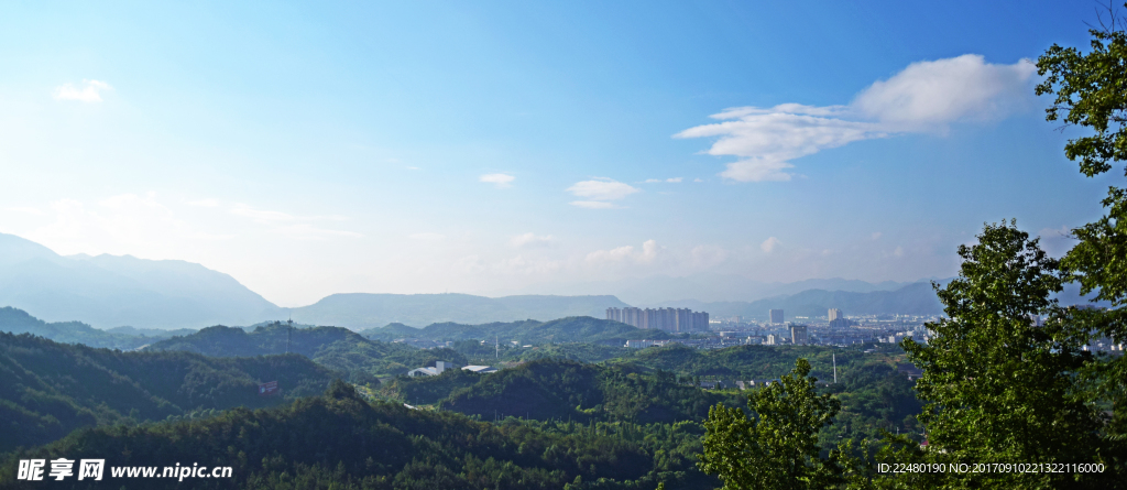 蓝天白云和连绵的绿山