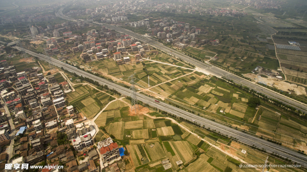 穿过乡村耕地的公路