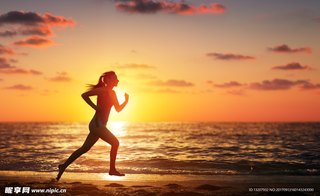 海边奔跑的女性剪影高清图片