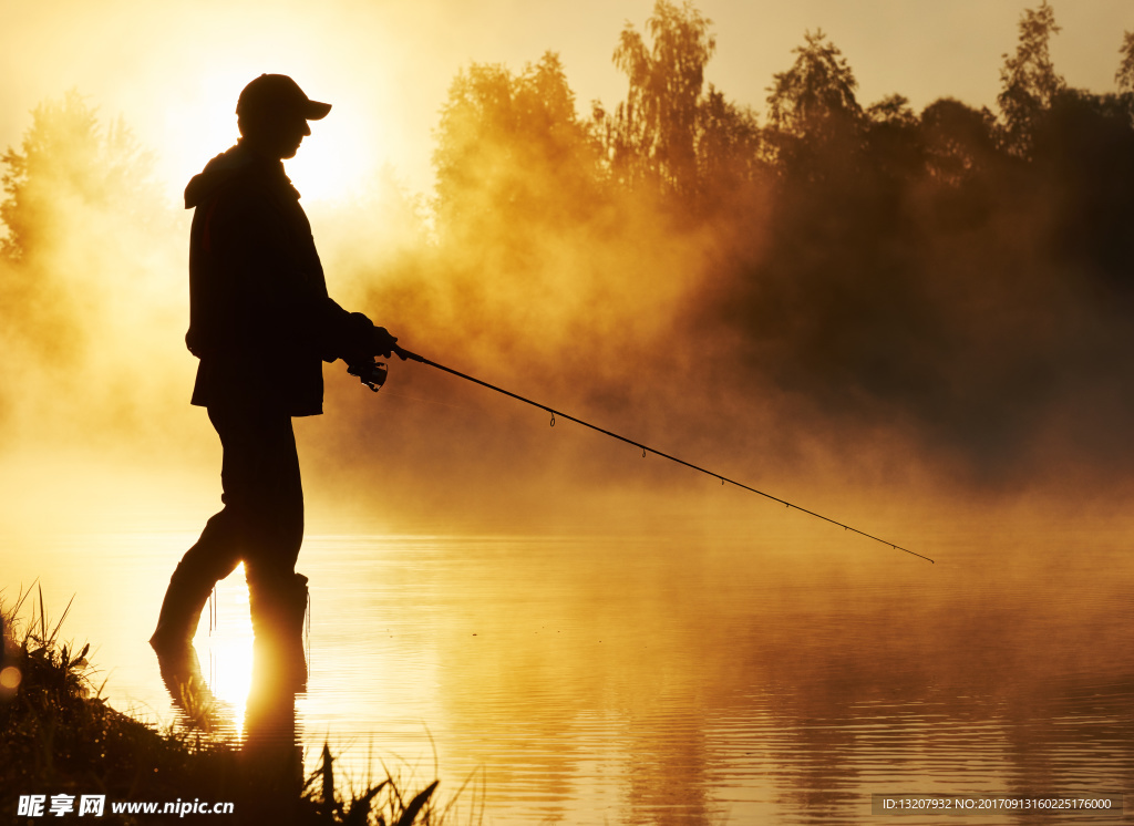 湖边钓鱼的人物高清图片