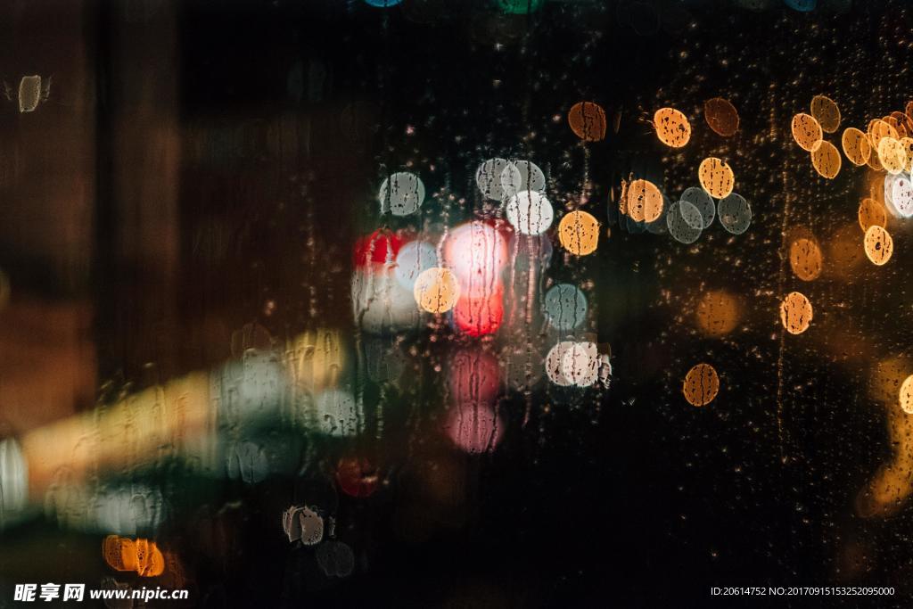 雨夜下的城市霓虹灯