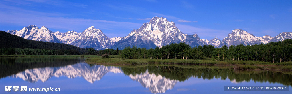 雪山与湖面