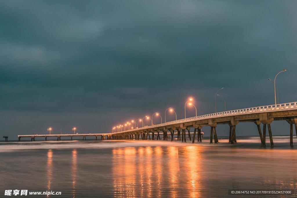 夜色下的跨海大桥