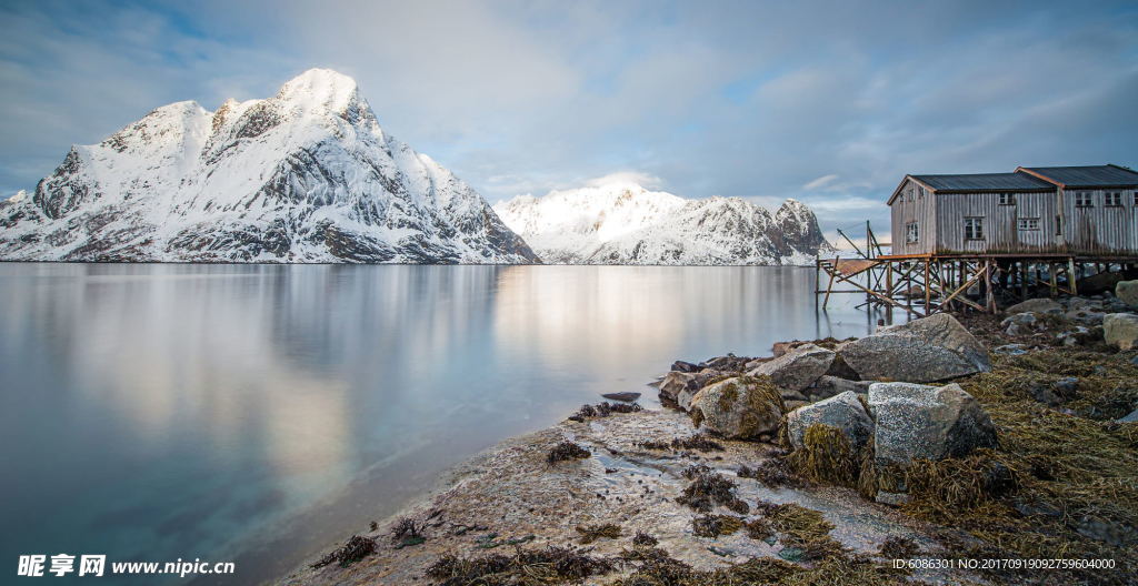 雪山湖水风景图