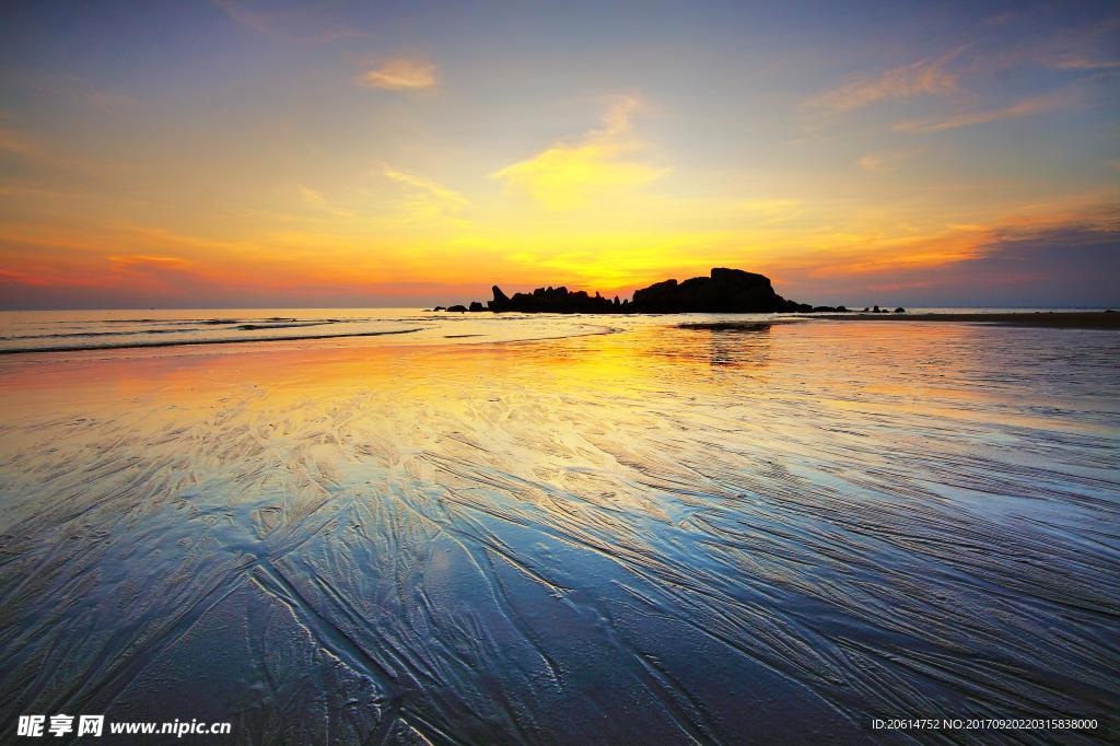 夕阳下的海滩风光