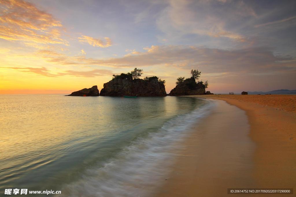 夕阳下的沙滩风景