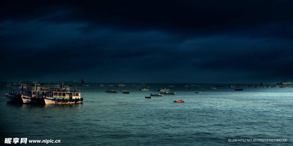 暴风雨来临前的大海