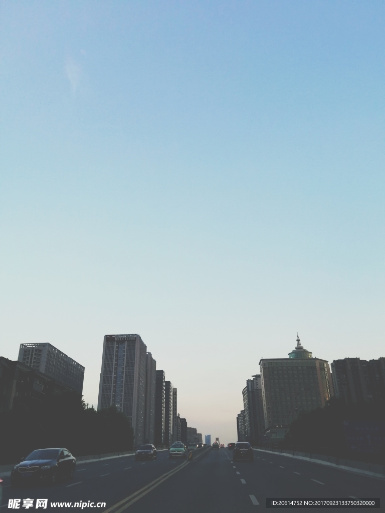 夜幕下的城市道路