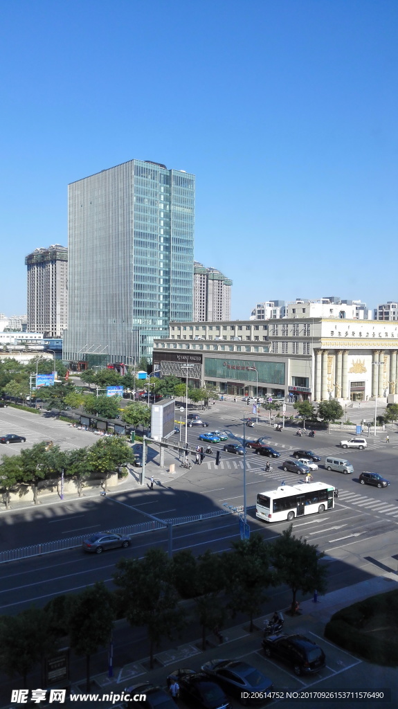 蓝天白云下城市建筑