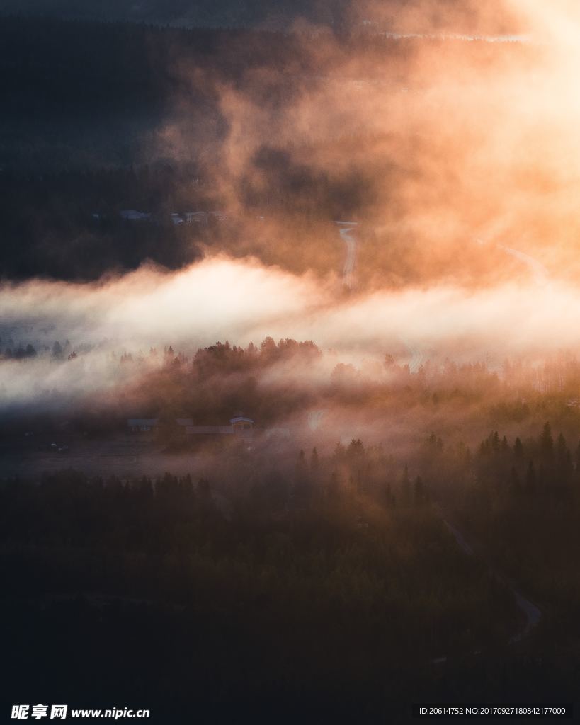 夕阳下的云雾美景