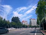 蓝天白云道路