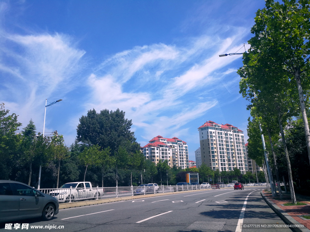 蓝天白云道路
