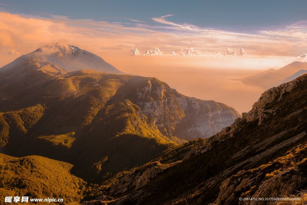 夕阳下的高山风景