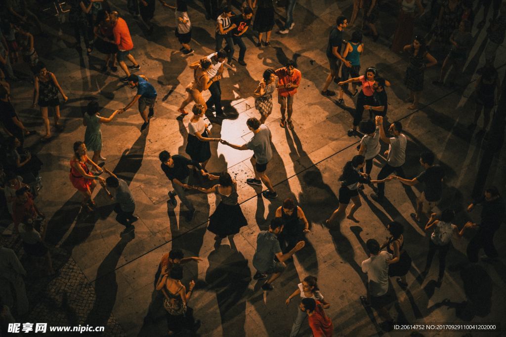 夜幕下舞动的青年
