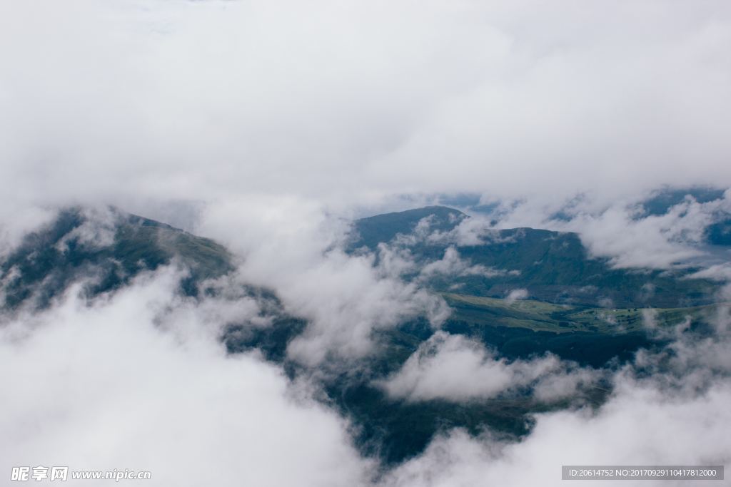 云雾缭绕的高山