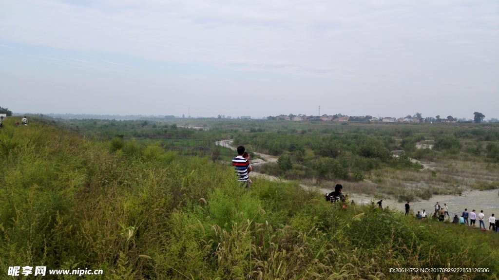 欣赏河道风景的游人