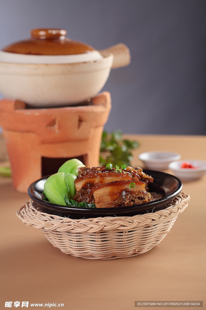 梅菜扣肉煲仔饭