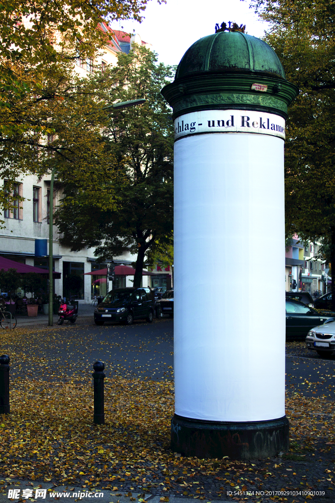 圆柱形电话亭的广告效果图